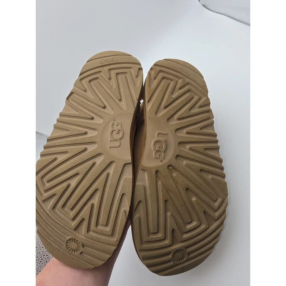 UGG Youth Bailey Bow II Sheepskin Boots Chestnut Size 4 Youth